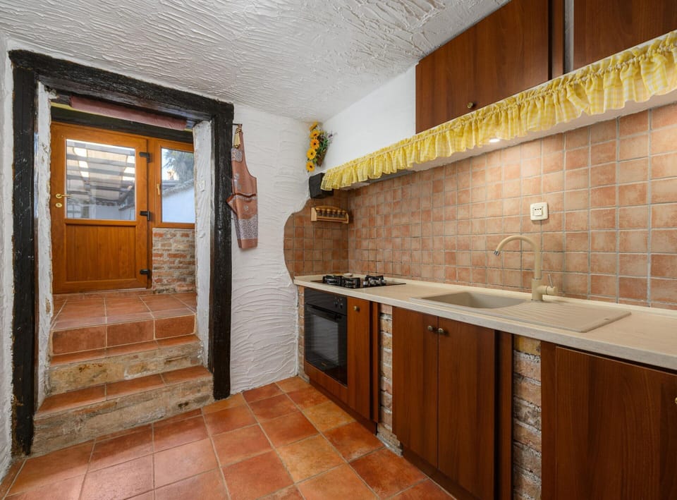 House | Private kitchen | Electric kettle, toaster, cookware/dishes/utensils