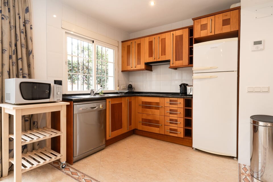 House | Private kitchen | Fridge, oven, cookware/dishes/utensils