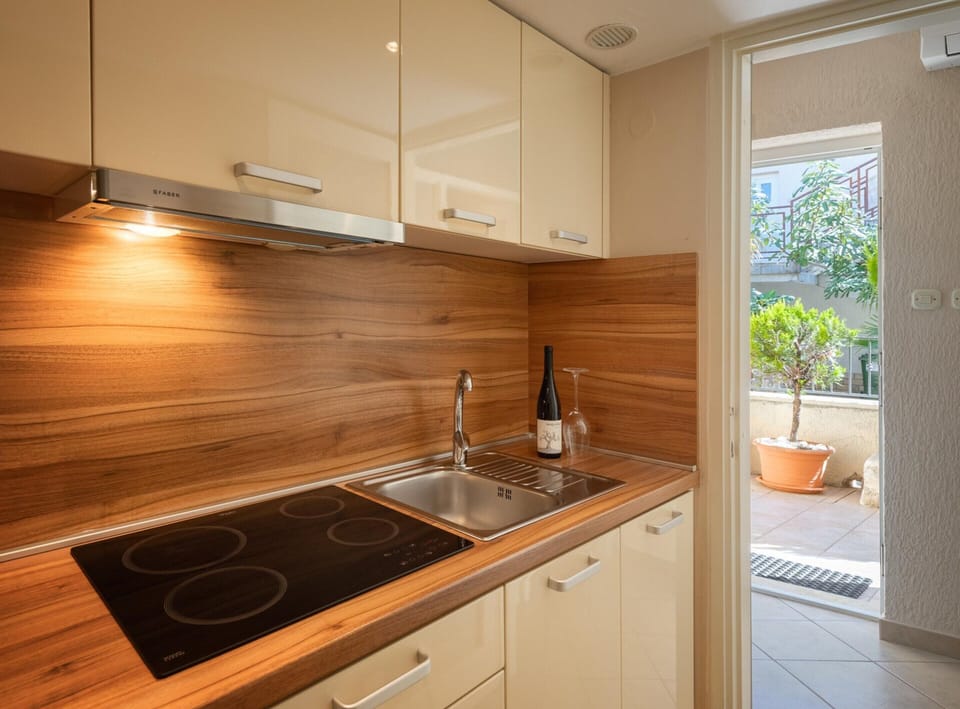 Apartment | Private kitchen | Electric kettle, cookware/dishes/utensils