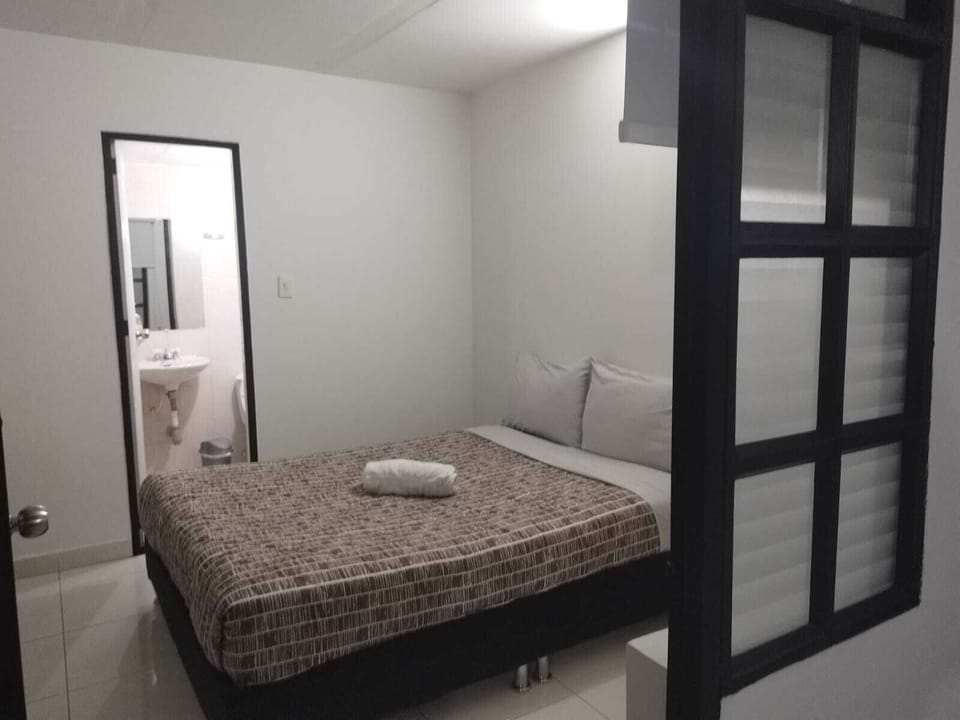 Economy Room, 1 Double Bed, Non Smoking | Desk, blackout drapes, WiFi (free)
