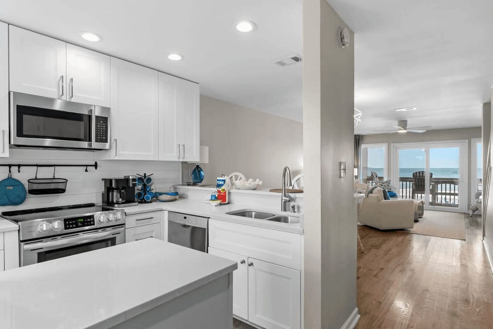 Apartment (2 Bedrooms) | Private kitchen | Fridge, microwave, oven, stovetop