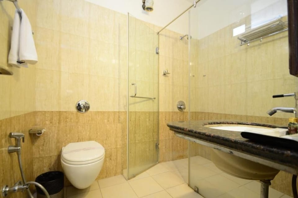 Shower, free toiletries, towels