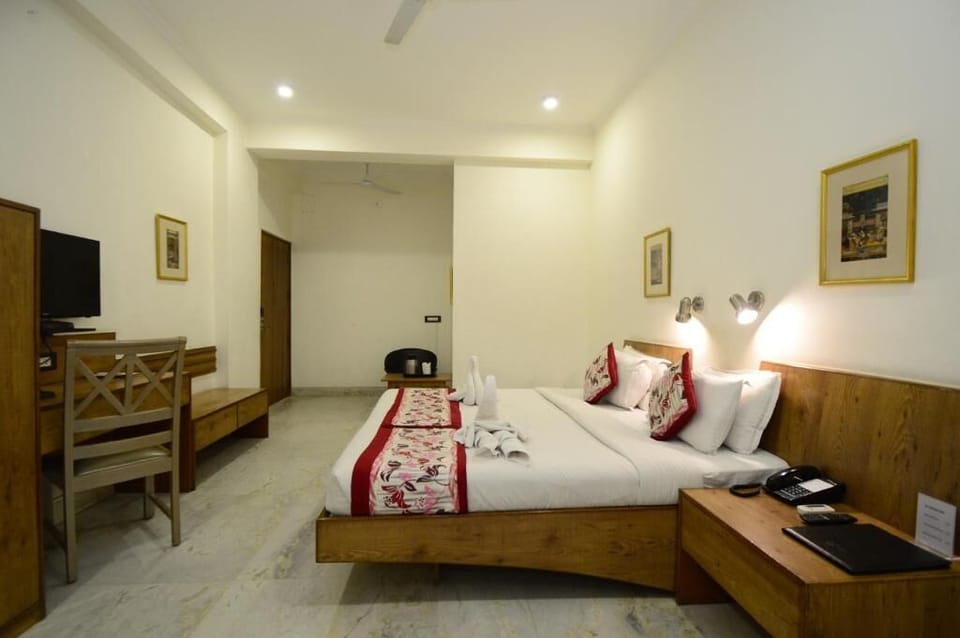 1 bedroom, premium bedding, desk, iron/ironing board