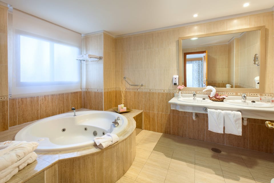 Deep soaking bathtub