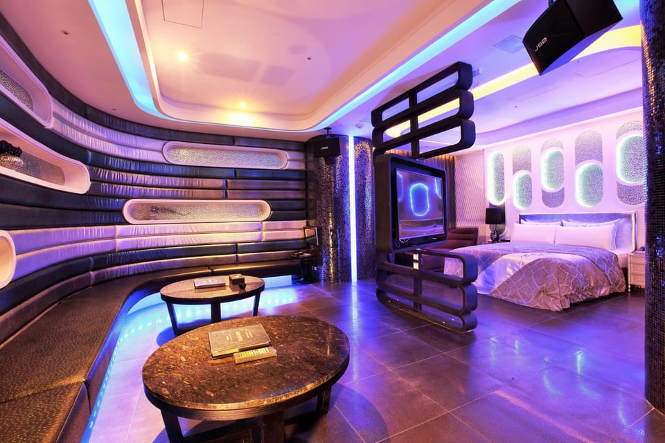 1 bedroom, premium bedding, down comforters, free minibar