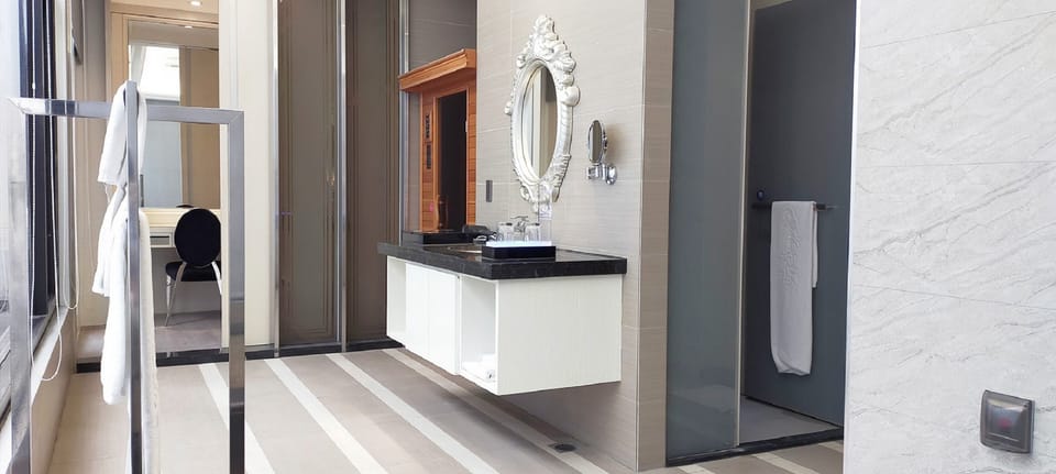 Royal Room (Check-in at 6PM) | Bathroom sink