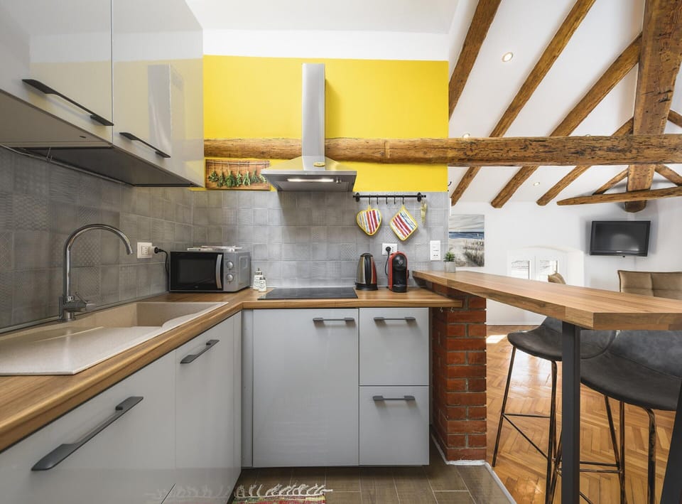 Apartment | Private kitchen | Electric kettle, toaster, cookware/dishes/utensils