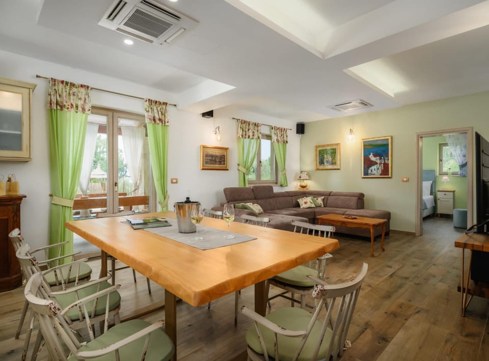 Villa | Dining