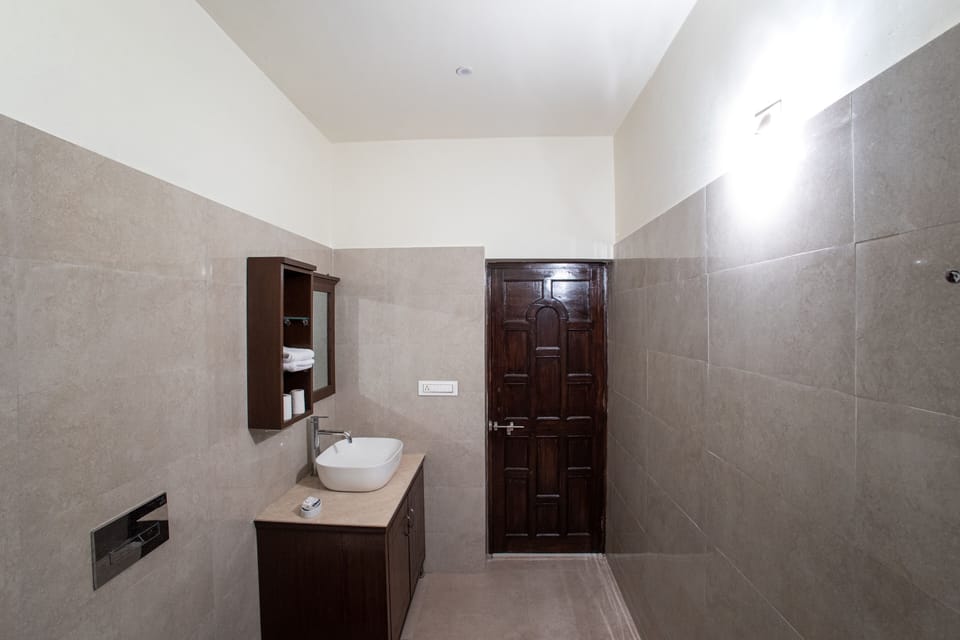 Deluxe Double Room | Bathroom | Bidet, towels, soap, toilet paper
