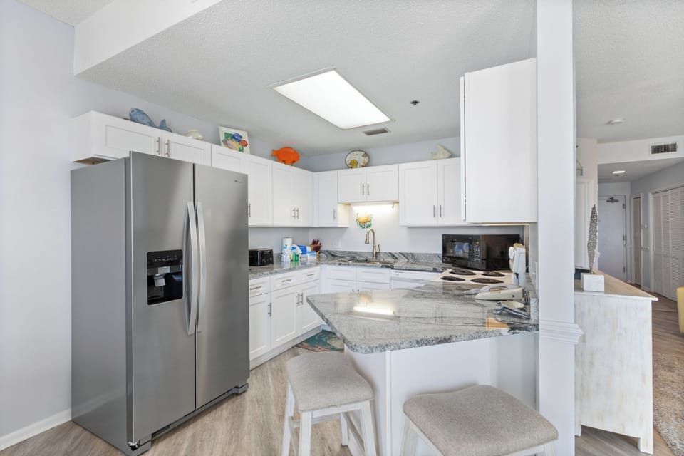 Signature Condo, 1 Bedroom, Kitchen, Beach View | Private kitchen | Fridge, microwave, oven, stovetop