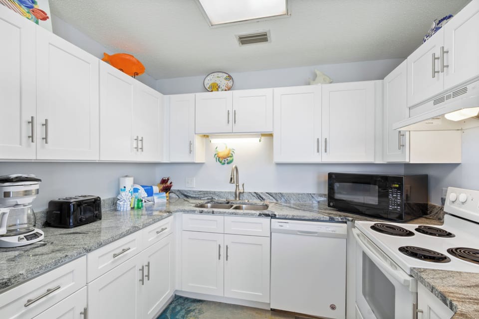 Signature Condo, 1 Bedroom, Kitchen, Beach View | Private kitchen | Fridge, microwave, oven, stovetop