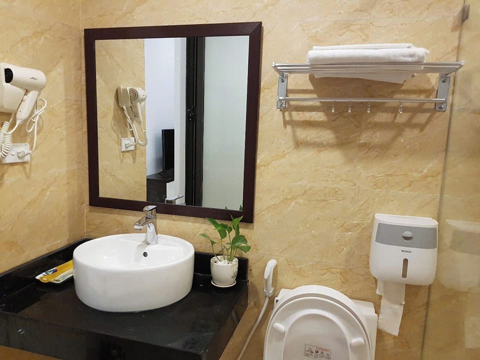 Basic Quadruple Room | Bathroom | Shower, free toiletries, hair dryer, towels