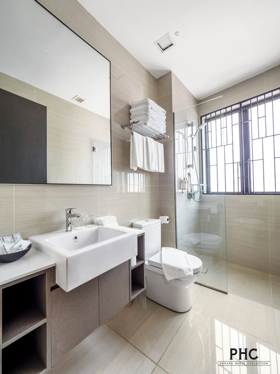 Shower, free toiletries, hair dryer, bidet