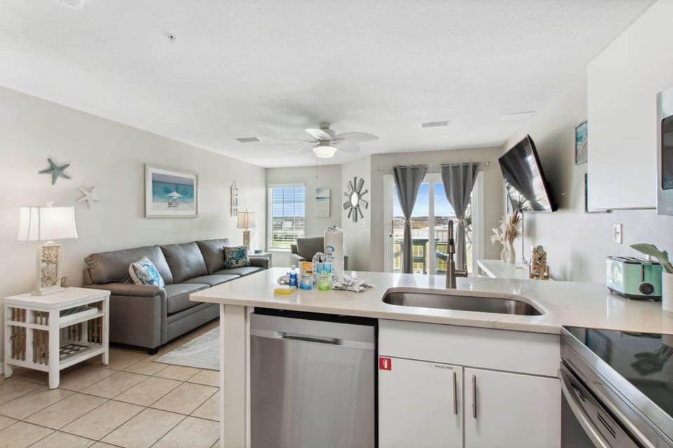 Signature Condo, 1 Bedroom, Balcony, Pool View | Private kitchen | Fridge, microwave, oven, stovetop