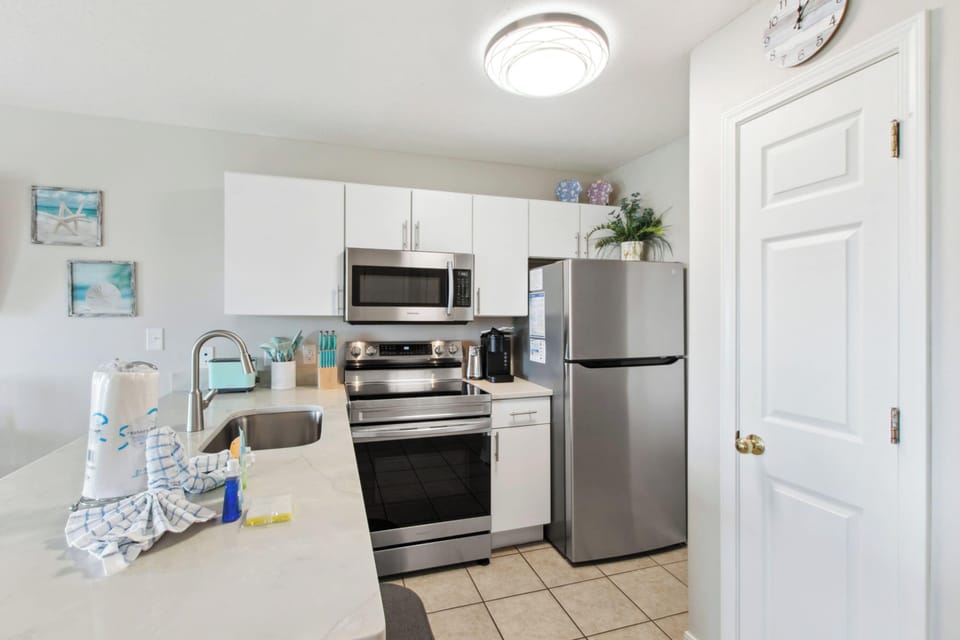 Signature Condo, 1 Bedroom, Balcony, Pool View | Private kitchen | Fridge, microwave, oven, stovetop