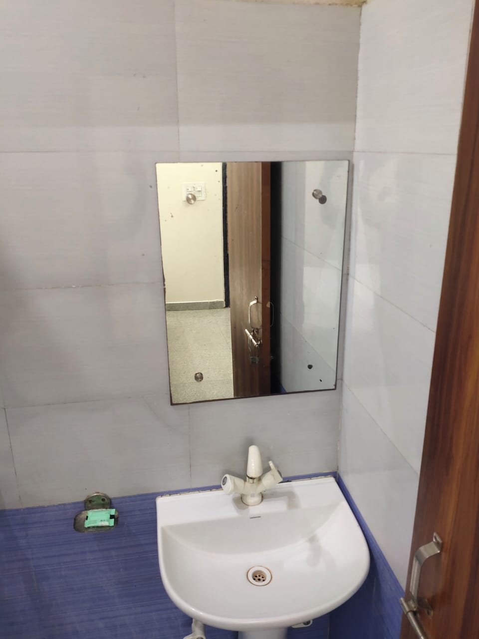 Deluxe Double Room, Balcony, City View | Bathroom | Shower, free toiletries, hair dryer, slippers