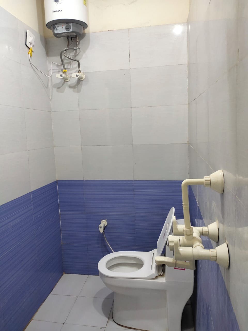 Deluxe Double Room, Balcony, City View | Bathroom | Shower, free toiletries, hair dryer, slippers