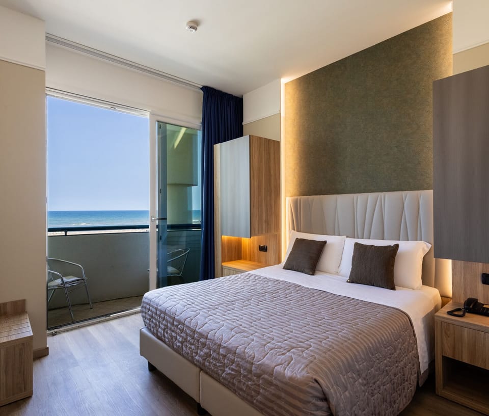 Deluxe Room | Minibar, in-room safe, desk, free WiFi