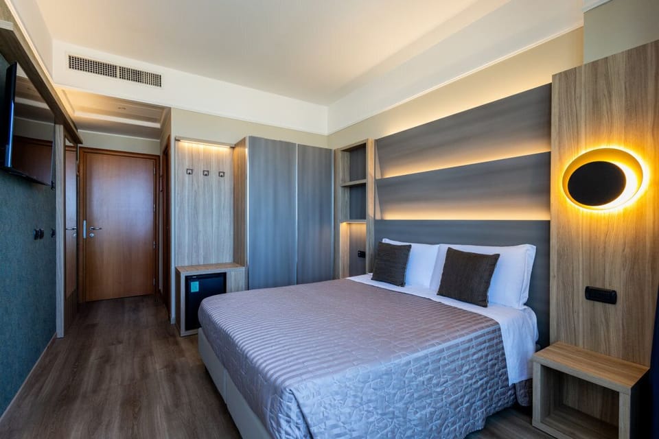 Deluxe Room | Minibar, in-room safe, desk, free WiFi