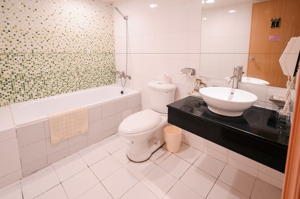 Business Double Room, 1 King Bed | Bathroom | Hair dryer, slippers, towels