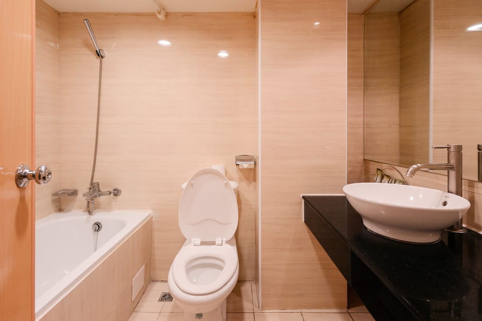 Gallery Twin Room | Bathroom | Hair dryer, slippers, towels