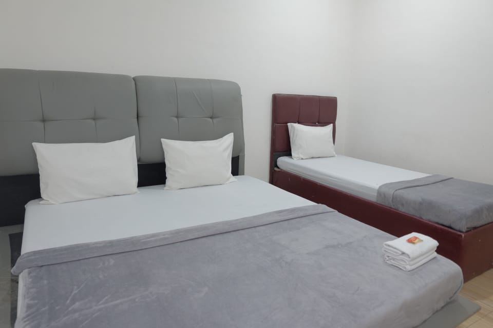 Family Room | Desk, soundproofing, WiFi (free)