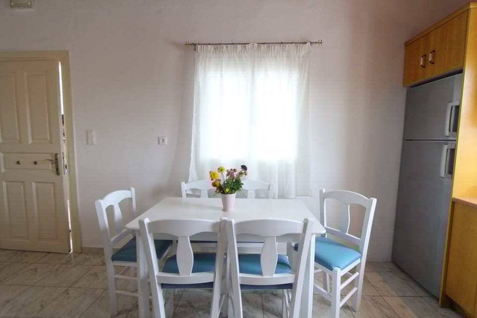 House | 2 bedrooms, desk