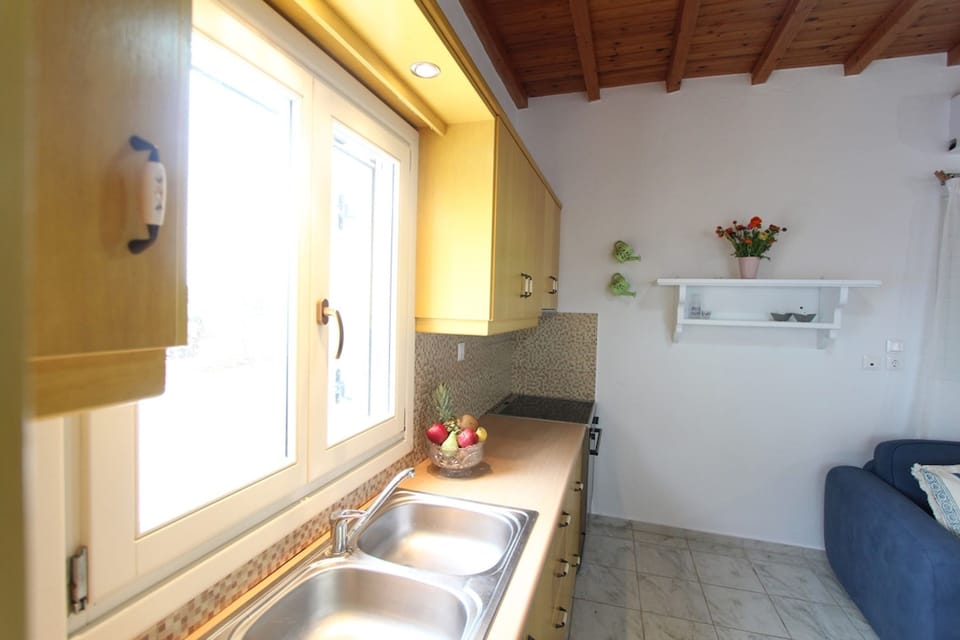 House | 2 bedrooms, desk