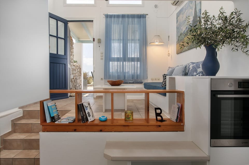 House | 2 bedrooms, desk