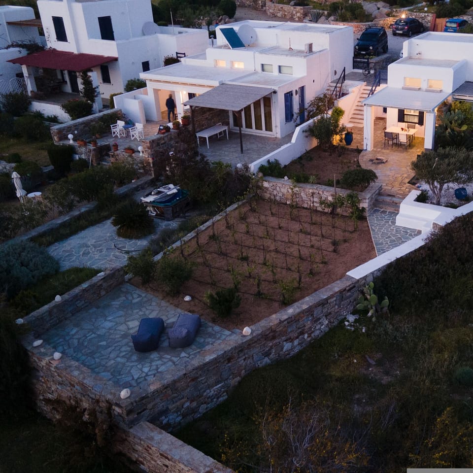 House | 2 bedrooms, desk