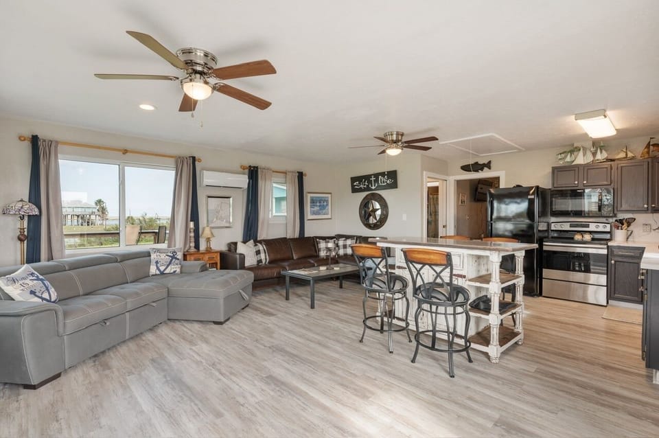House, 1 Bedroom | Living area | Smart TV
