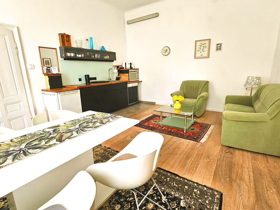 Apartment, Courtyard View | In-room dining