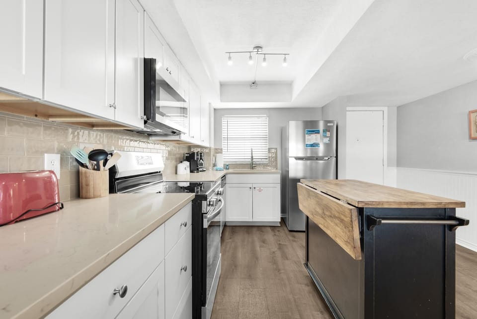 Condo, Multiple Beds (El Matador 513) | Private kitchen | Oven, toaster