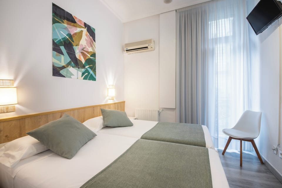 Twin Room | Individually decorated, individually furnished, blackout drapes