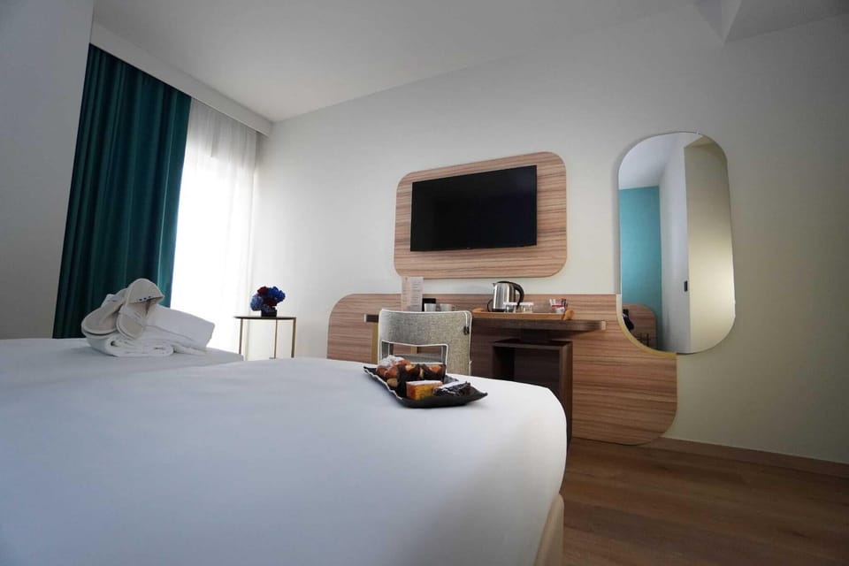 Minibar, in-room safe, desk, laptop workspace