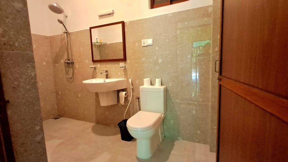 Standard Room with Pool View | Bathroom | Shower, free toiletries, hair dryer, towels