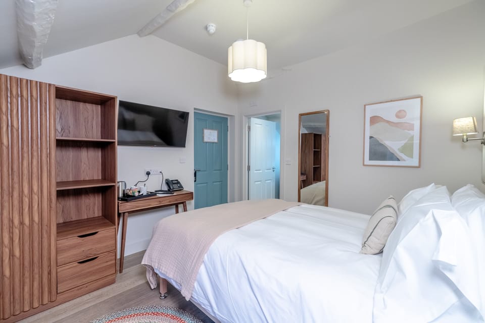 Standard Double Room | Desk, laptop workspace, soundproofing, iron/ironing board