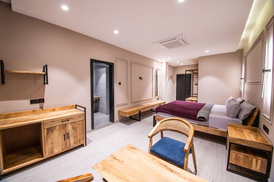 Deluxe Double Room | In-room safe, desk, laptop workspace, soundproofing