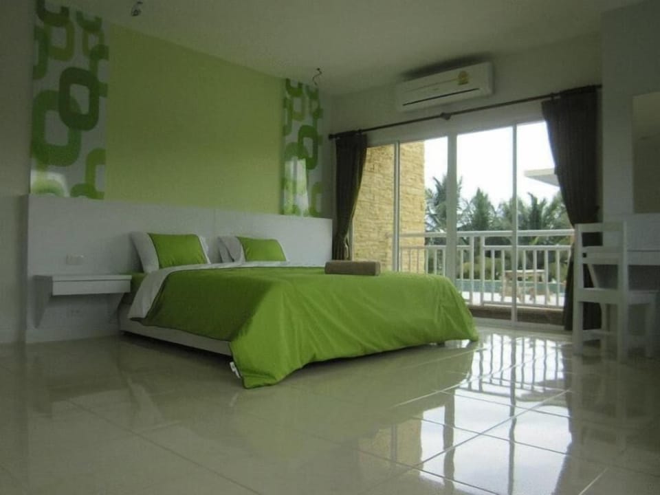 Desk, rollaway beds, free WiFi