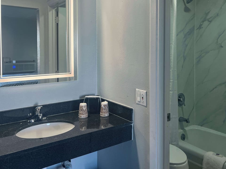 Combined shower/tub, towels