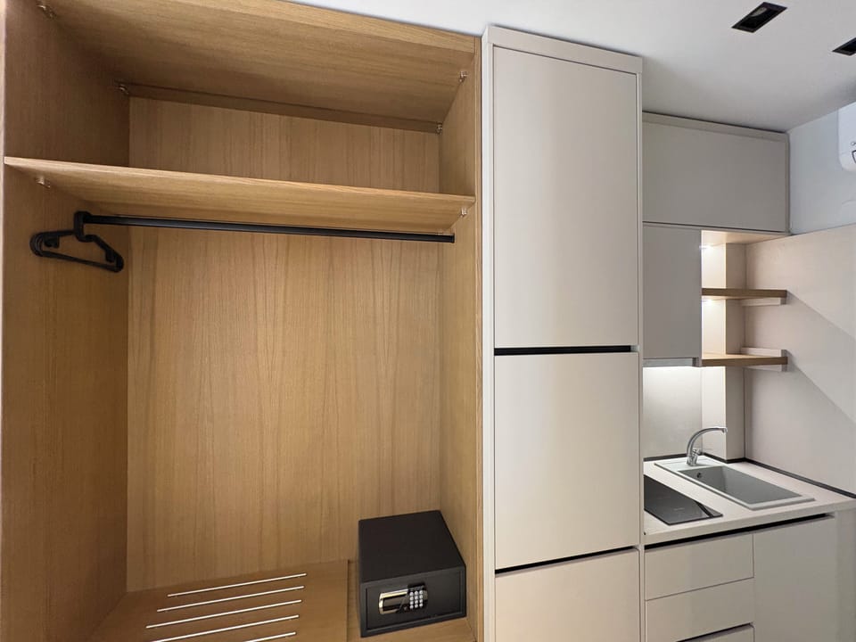 Deluxe Double Room | Private kitchen | Stovetop, electric kettle, cookware/dishes/utensils