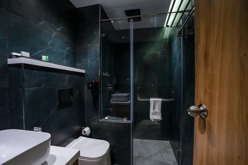 Executive Room | Bathroom | Shower, rainfall showerhead, free toiletries, soap
