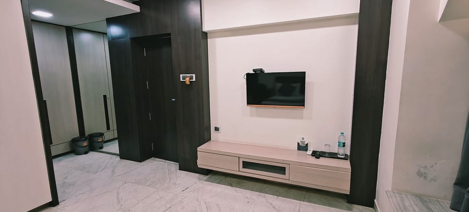 Deluxe Room | Desk, laptop workspace, rollaway beds (surcharge), WiFi (free)