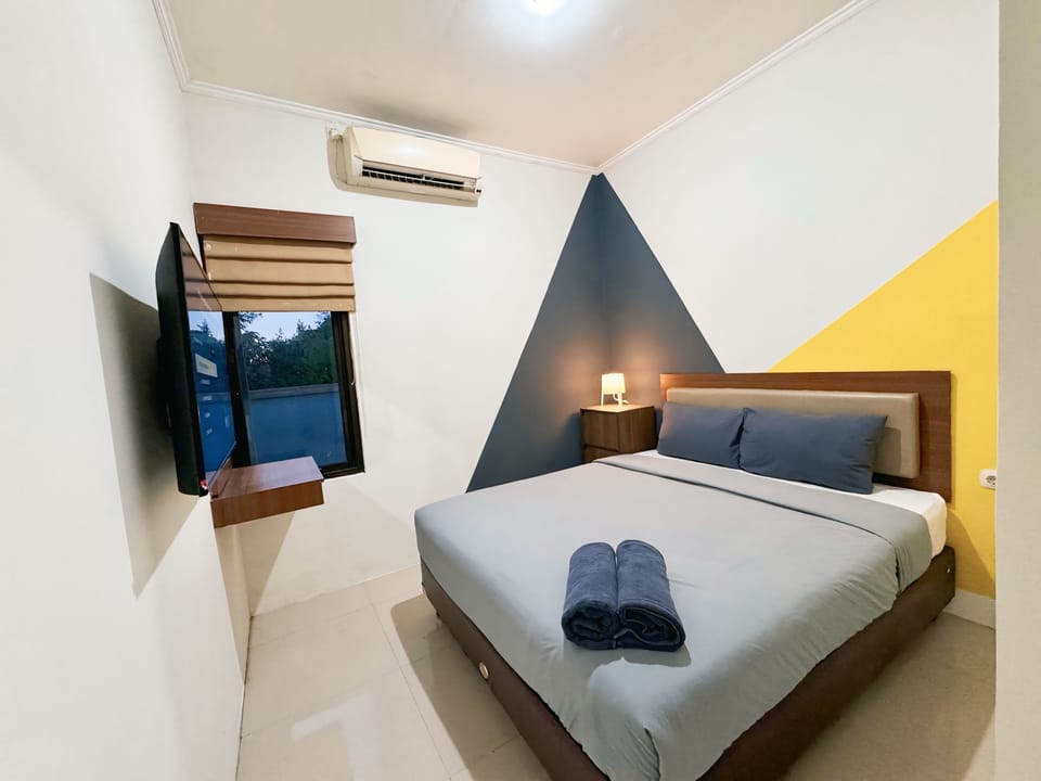 Standard Double Room | Laptop workspace, free WiFi