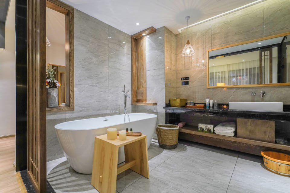 Luxury Double Room, City View | Bathroom | Hair dryer, bathrobes, slippers, towels