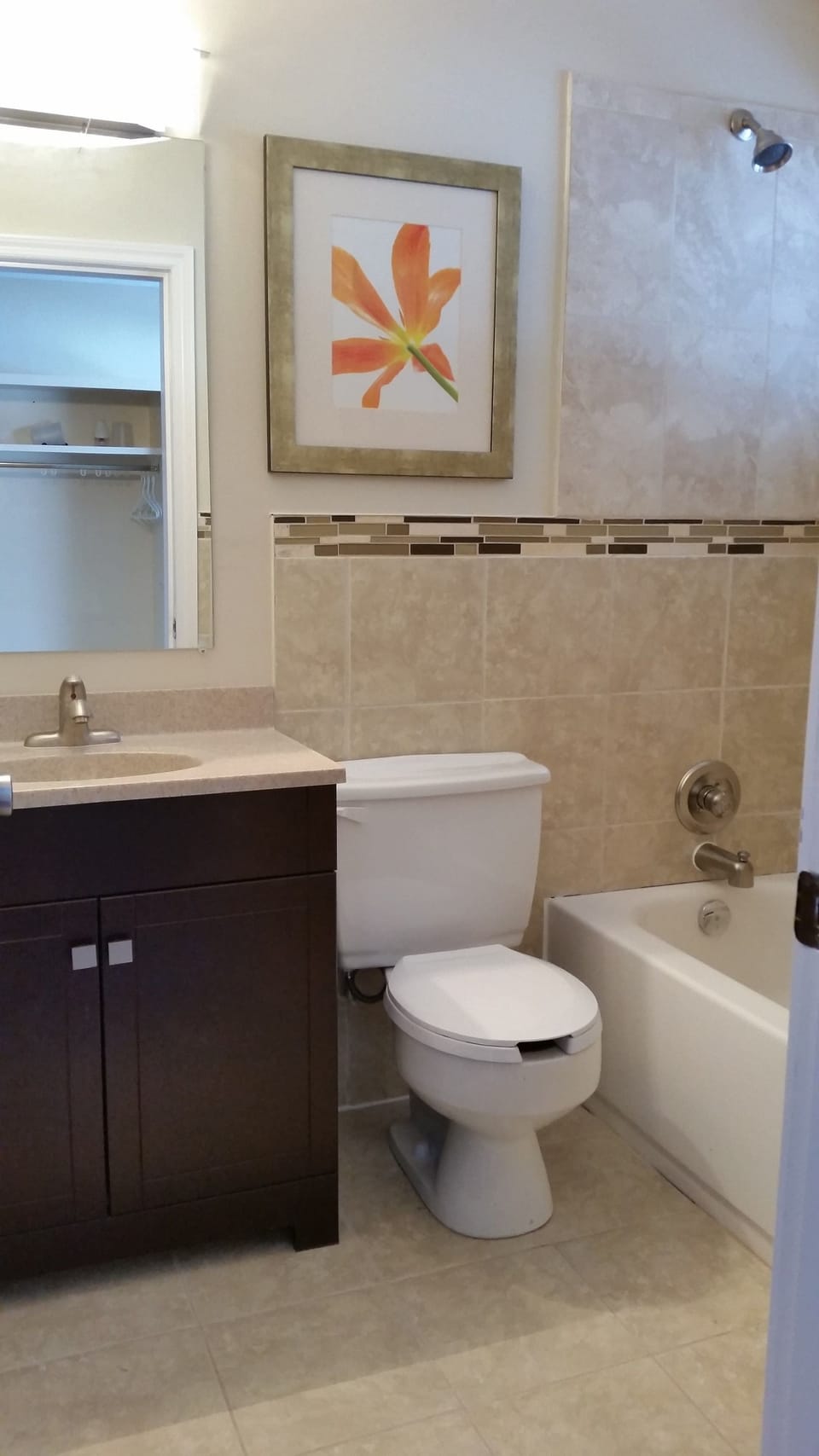 Combined shower/tub, free toiletries, hair dryer, towels
