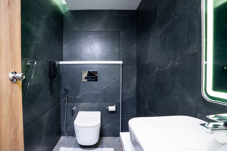 Deluxe Double Room | Bathroom | Shower, free toiletries, towels, soap