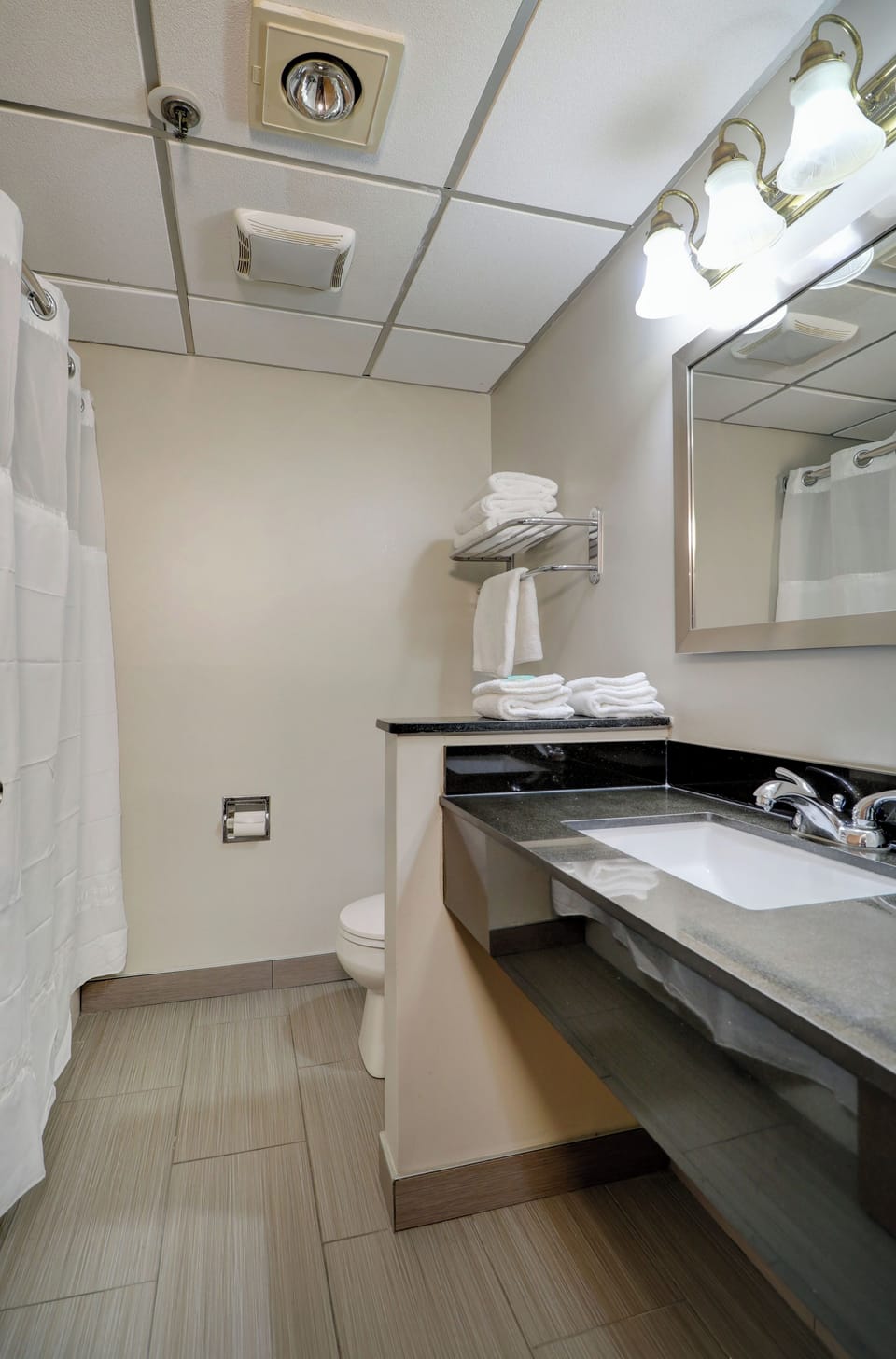 Standard Room, 1 King Bed | Bathroom | Combined shower/tub, free toiletries, hair dryer, towels