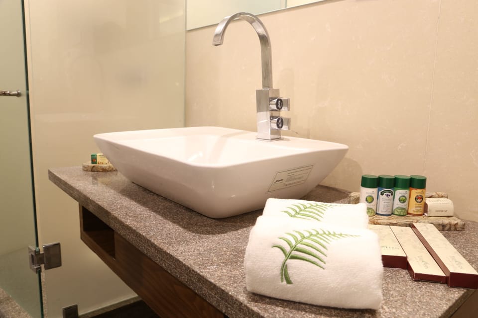 Fern Club Room | Bathroom | Combined shower/tub, deep soaking tub, free toiletries, hair dryer