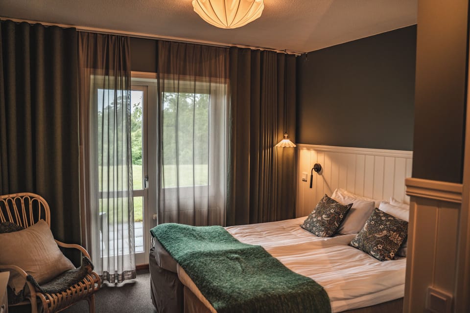 Double Room | Individually decorated, blackout drapes, free WiFi, bed sheets